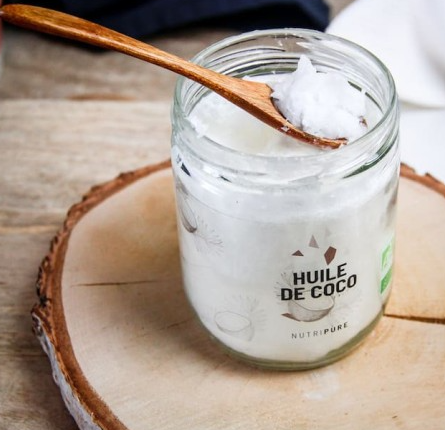 Olio di cocco benefici: la guida scientifica a un superfood versatile