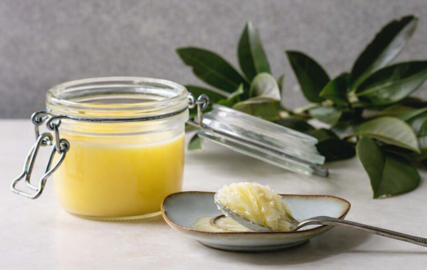 Burro ghee cos'è: proprietà, benefici culinari e virtù intestinali (senza lattosio)