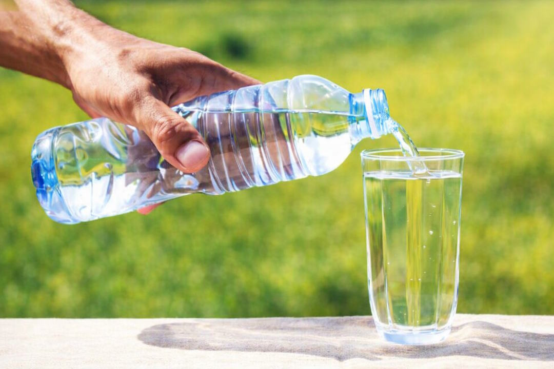 3 litros de agua al día: beneficios, riesgos y consejos