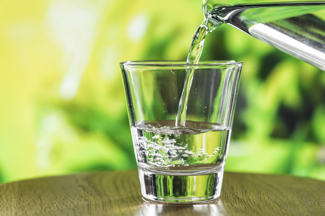 3 litri d’acqua al giorno: benefici, rischi e consigli